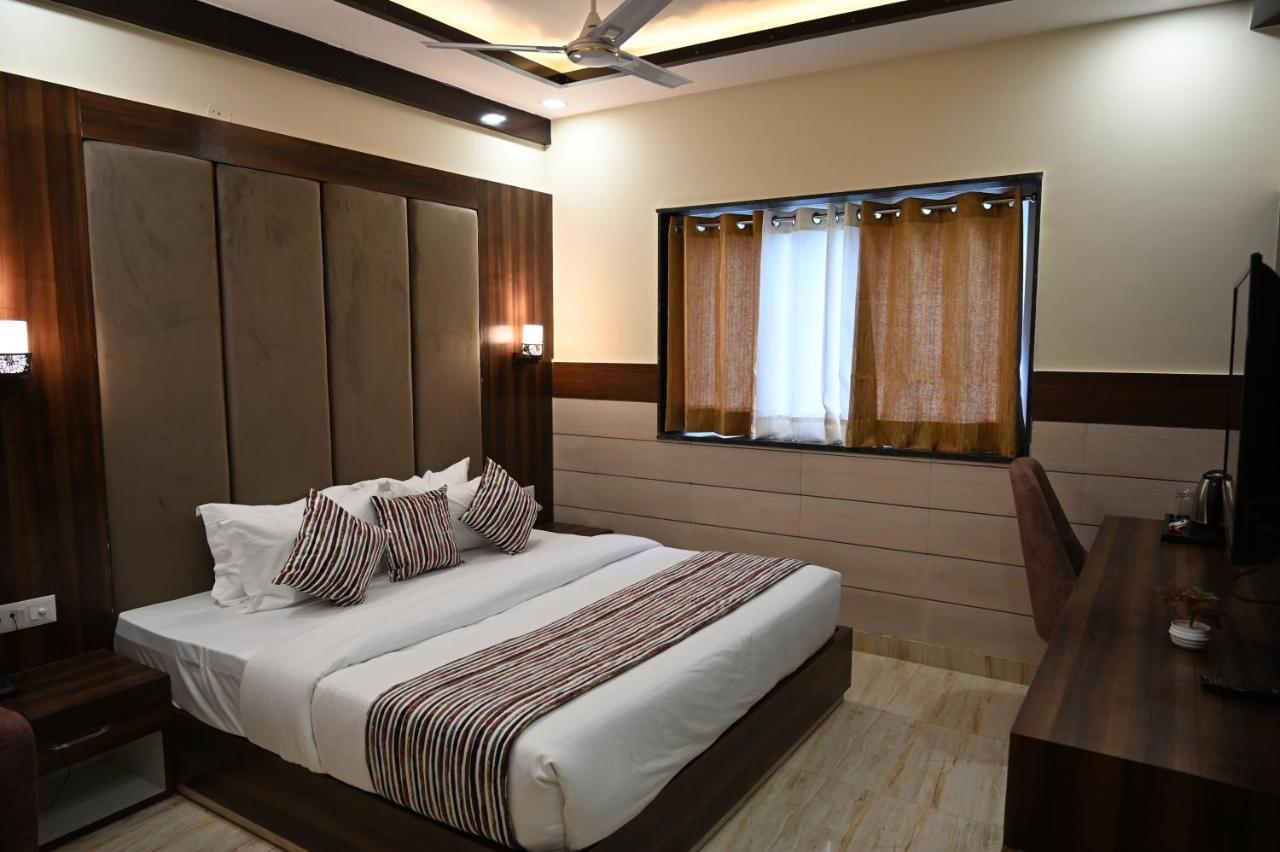 Hotel Vasdaa Grand เดห์ราดุน ภายนอก รูปภาพ