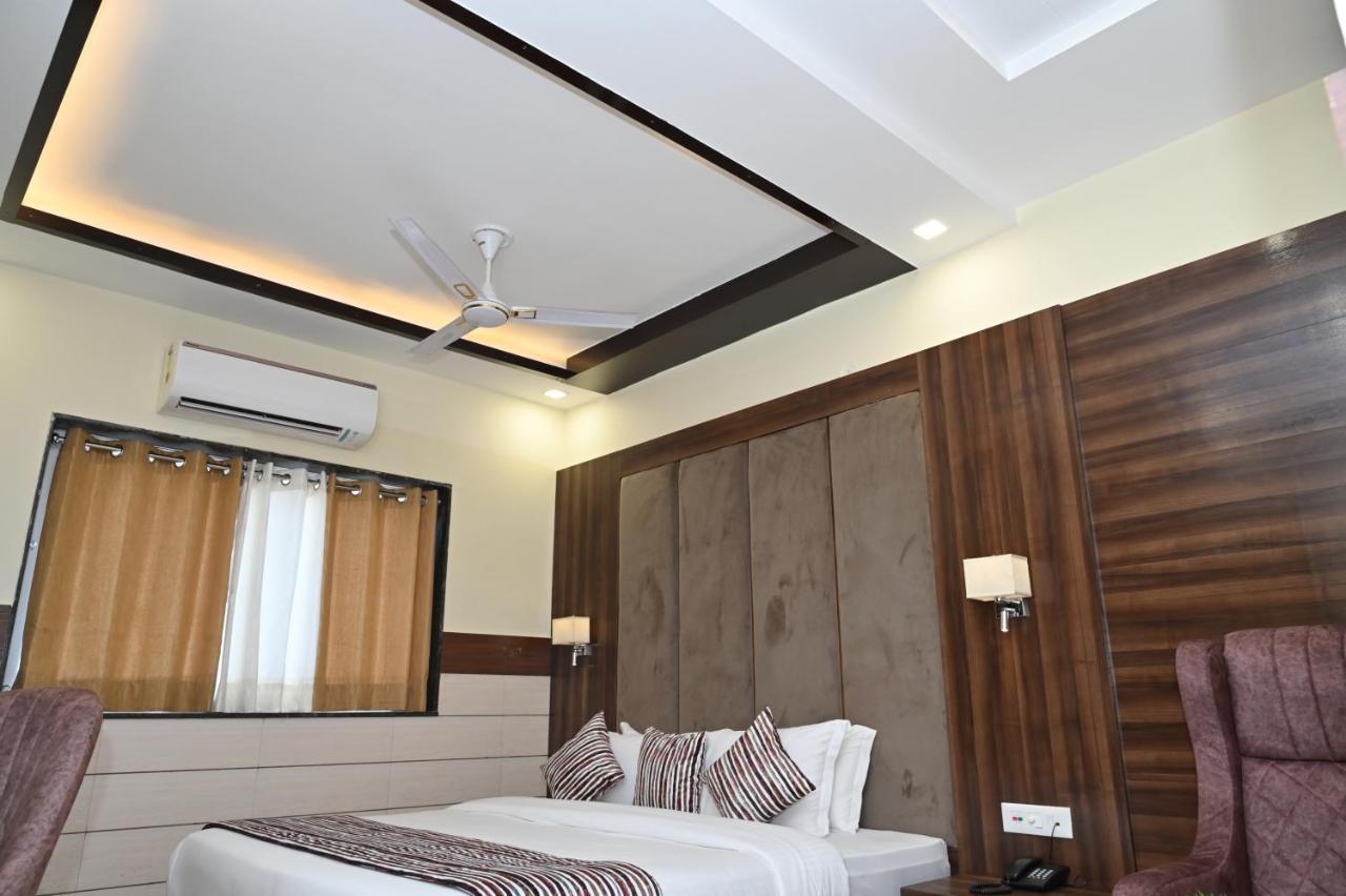 Hotel Vasdaa Grand เดห์ราดุน ภายนอก รูปภาพ