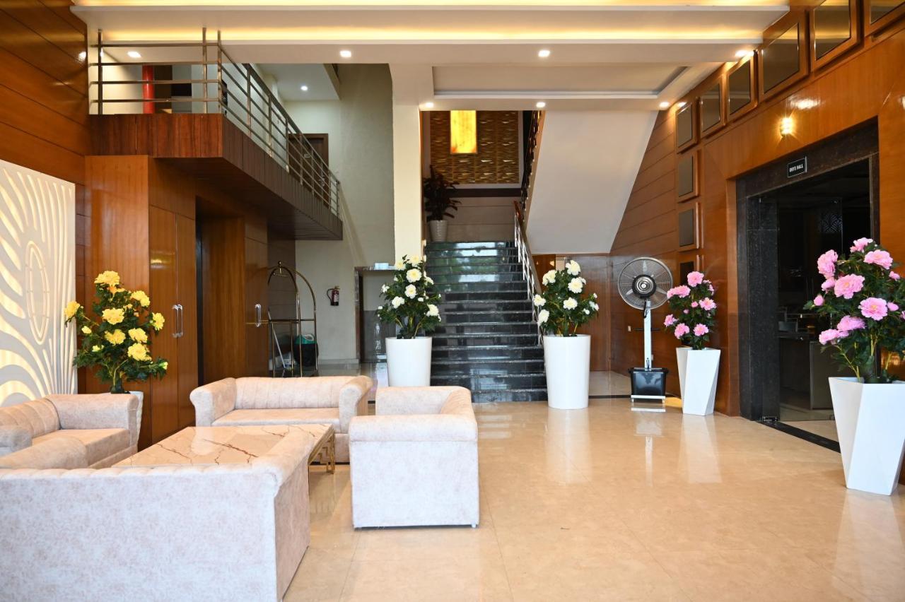 Hotel Vasdaa Grand เดห์ราดุน ภายนอก รูปภาพ