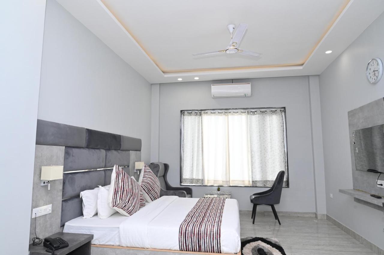 Hotel Vasdaa Grand เดห์ราดุน ภายนอก รูปภาพ