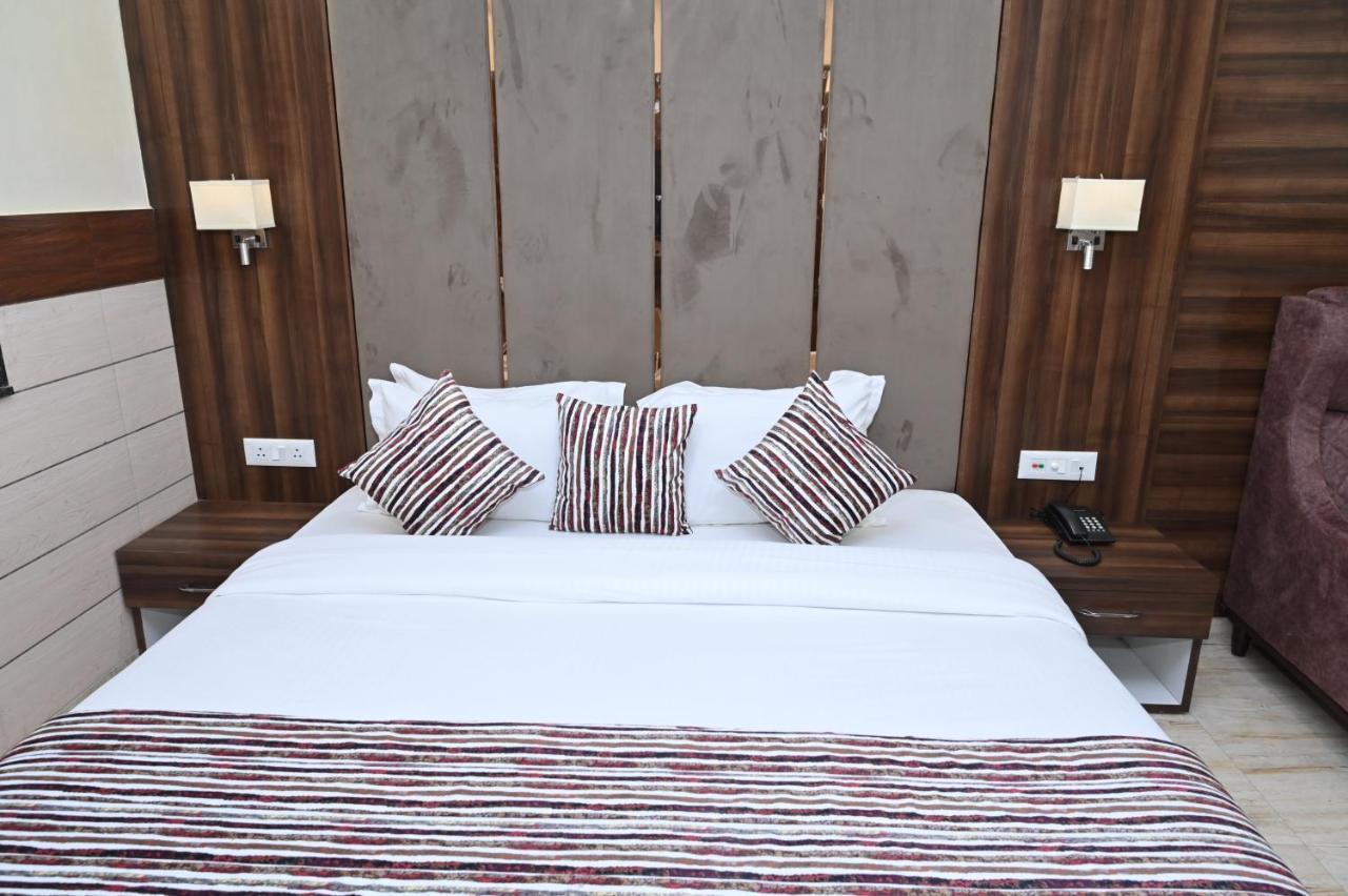 Hotel Vasdaa Grand เดห์ราดุน ภายนอก รูปภาพ