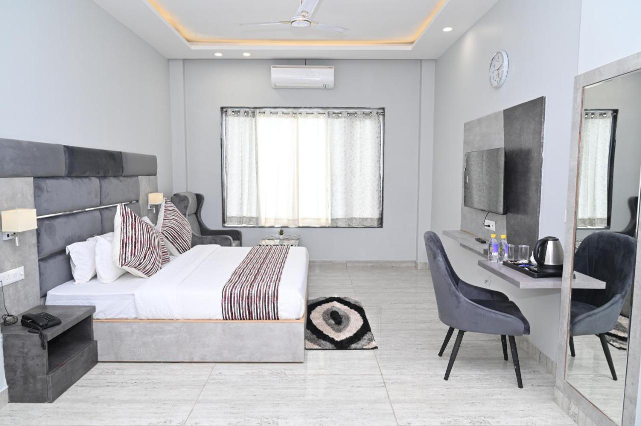 Hotel Vasdaa Grand เดห์ราดุน ภายนอก รูปภาพ