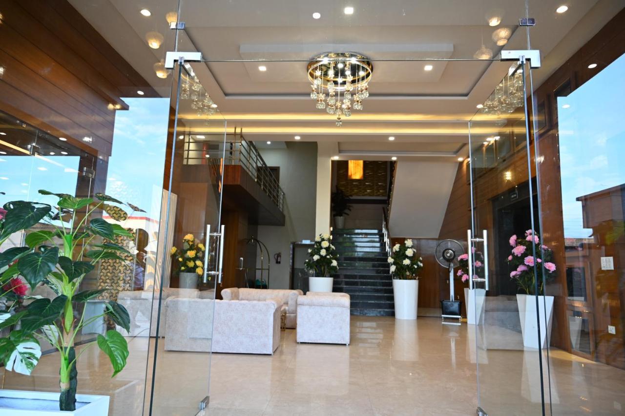 Hotel Vasdaa Grand เดห์ราดุน ภายนอก รูปภาพ