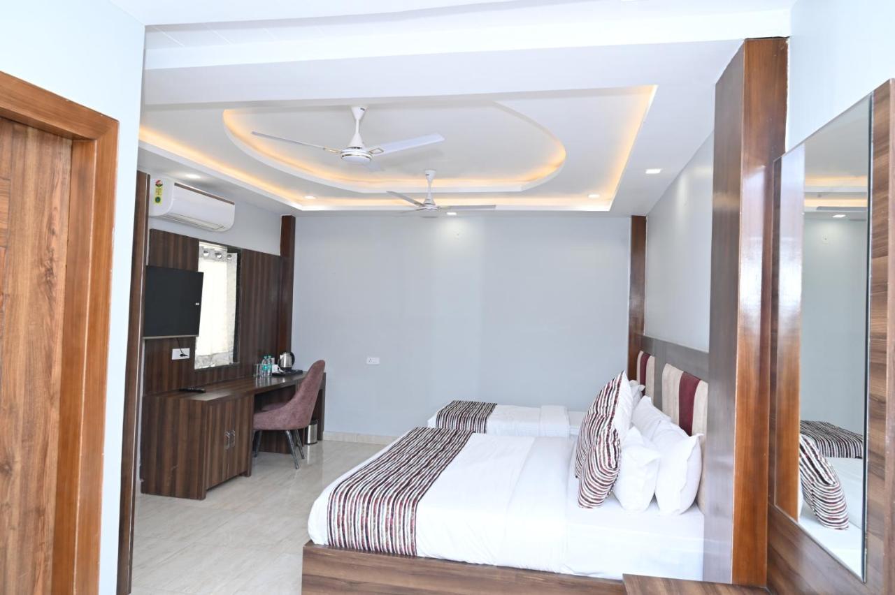 Hotel Vasdaa Grand เดห์ราดุน ภายนอก รูปภาพ