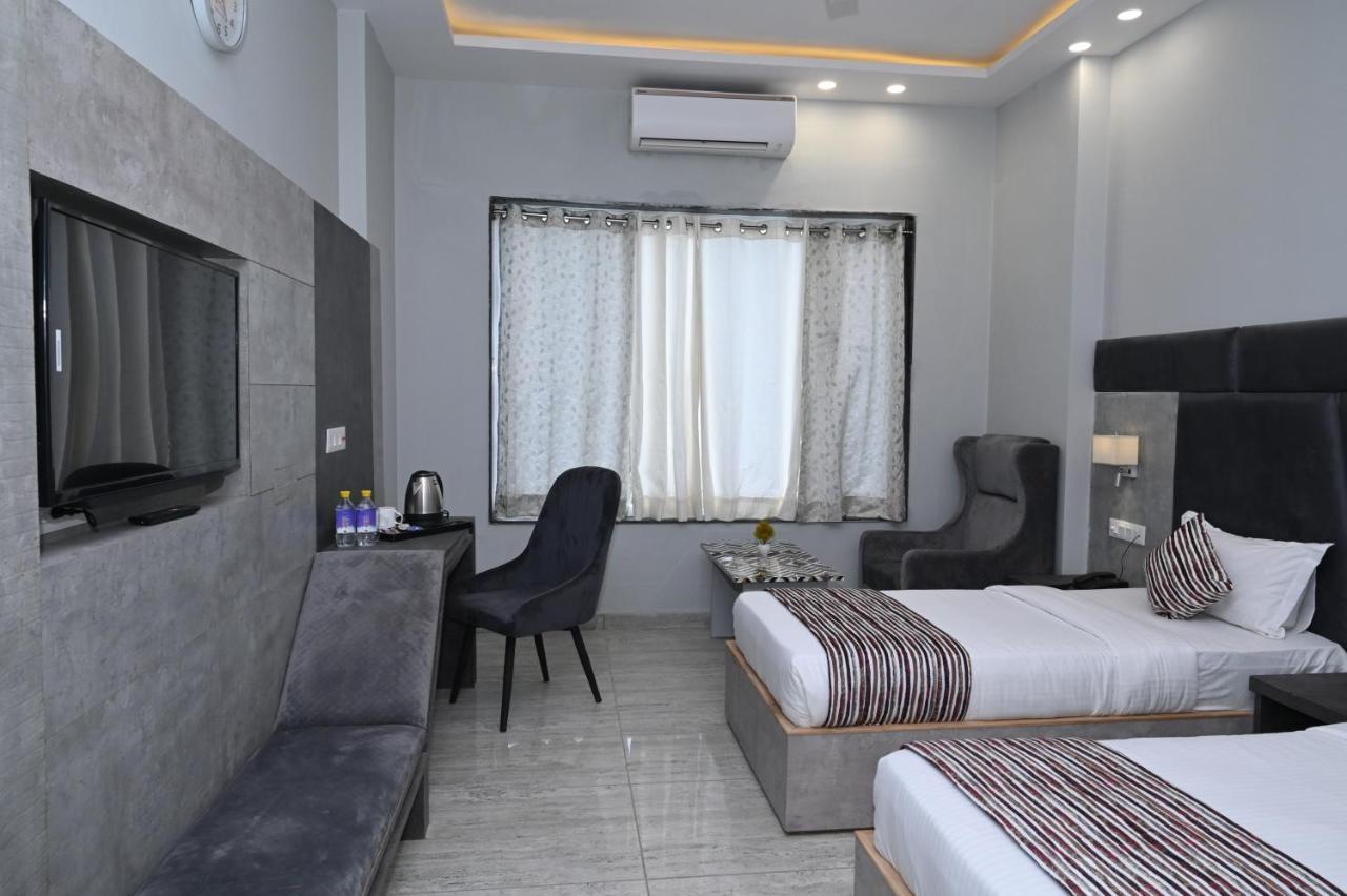 Hotel Vasdaa Grand เดห์ราดุน ภายนอก รูปภาพ
