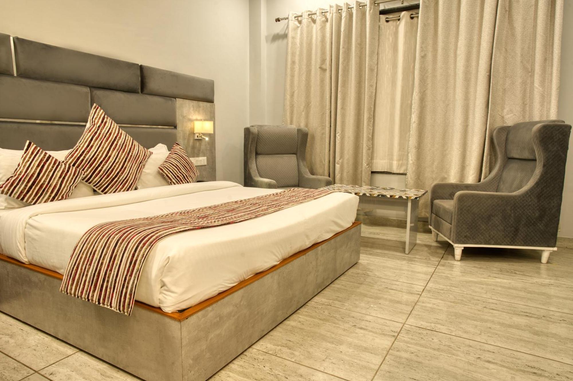 Hotel Vasdaa Grand เดห์ราดุน ภายนอก รูปภาพ
